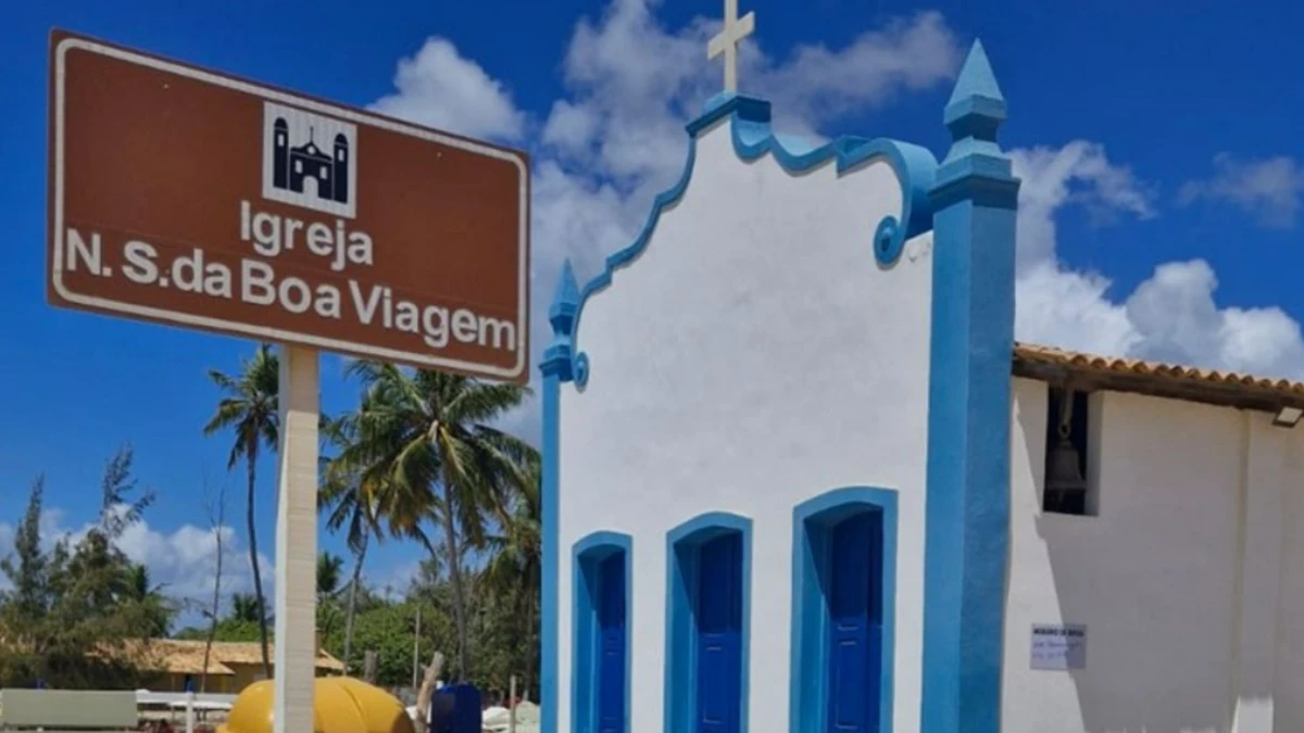 Igreja fica localizada na Praia do Saco