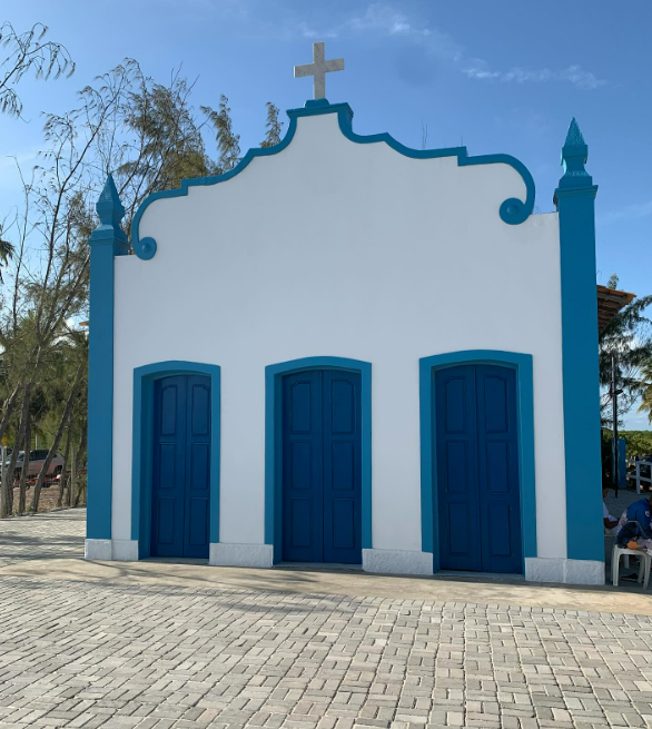 Igreja fica localizada na Praia do Saco por Reprodução