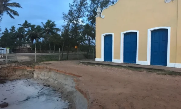 Igreja fica localizada na Praia do Saco por Reprodução/TV Sergipe
