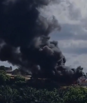 Ônibus ficaram destruídos após incêndio em garagem por Reprodução