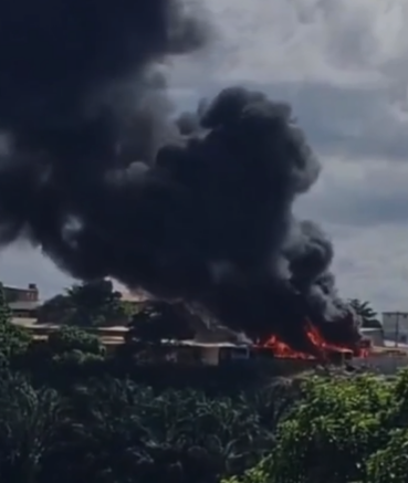 Ônibus ficaram destruídos após incêndio em garagem por Reprodução