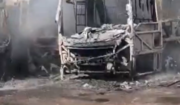 Ônibus ficaram destruídos após incêndio em garagem por Reprodução