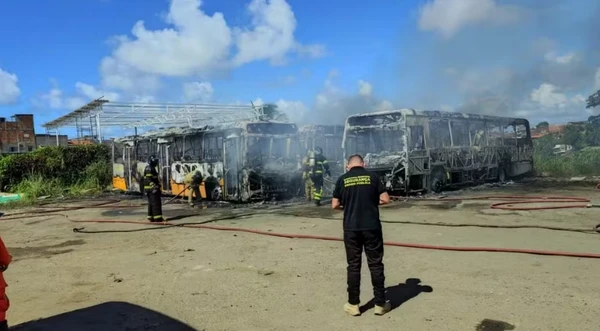 Ônibus ficaram destruídos após incêndio em garagem por Reprodução