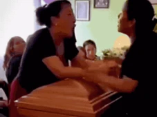 Imagem - Mulheres descobrem durante velório que namoravam o mesmo homem e trocam agressões em cima de caixão; VÍDEO