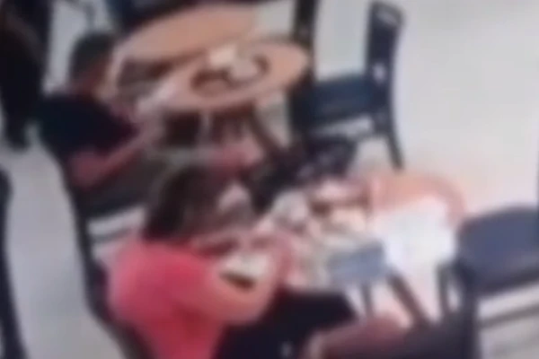 Delegado foi flagrado em câmera e questionado por seguranças por Reprodução