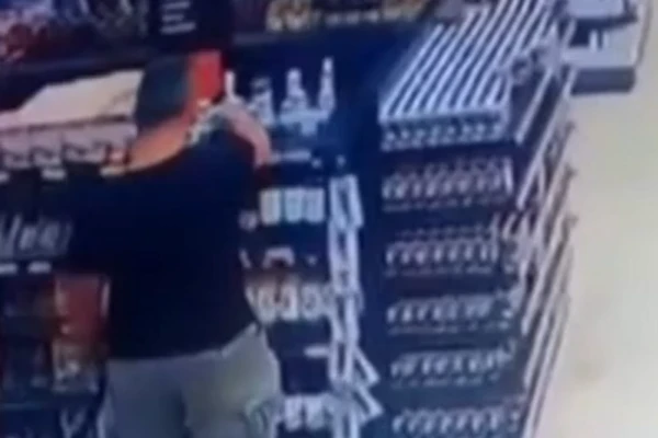 Delegado foi flagrado em câmera e questionado por seguranças por Reprodução