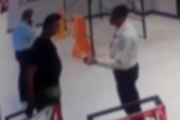 Delegado foi flagrado em câmera e questionado por seguranças por Reprodução