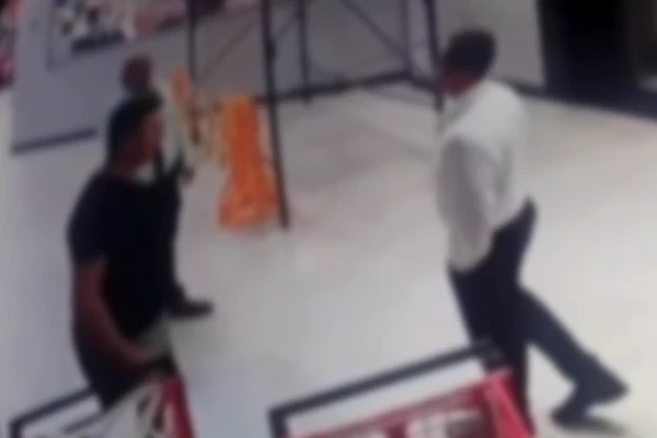 Delegado foi flagrado em câmera e questionado por seguranças por Reprodução