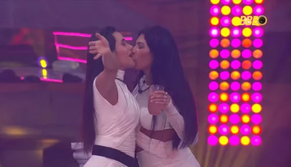 Jordana e Marciele se beijam em festa no BBB 26