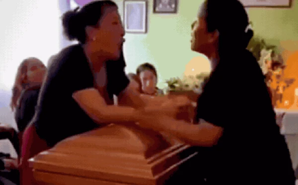 Mulheres brigam em cima do caixão ao descobrirem que namoravam o mesmo homem