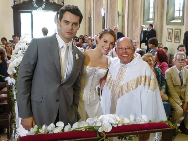 Silvio Matos em cena de casamento da novela 'Cama de Gato' (Globo, 2009) com os atores Carmo Dalla Vecchia e Paolla Oliveira por Reprodução/Instagram