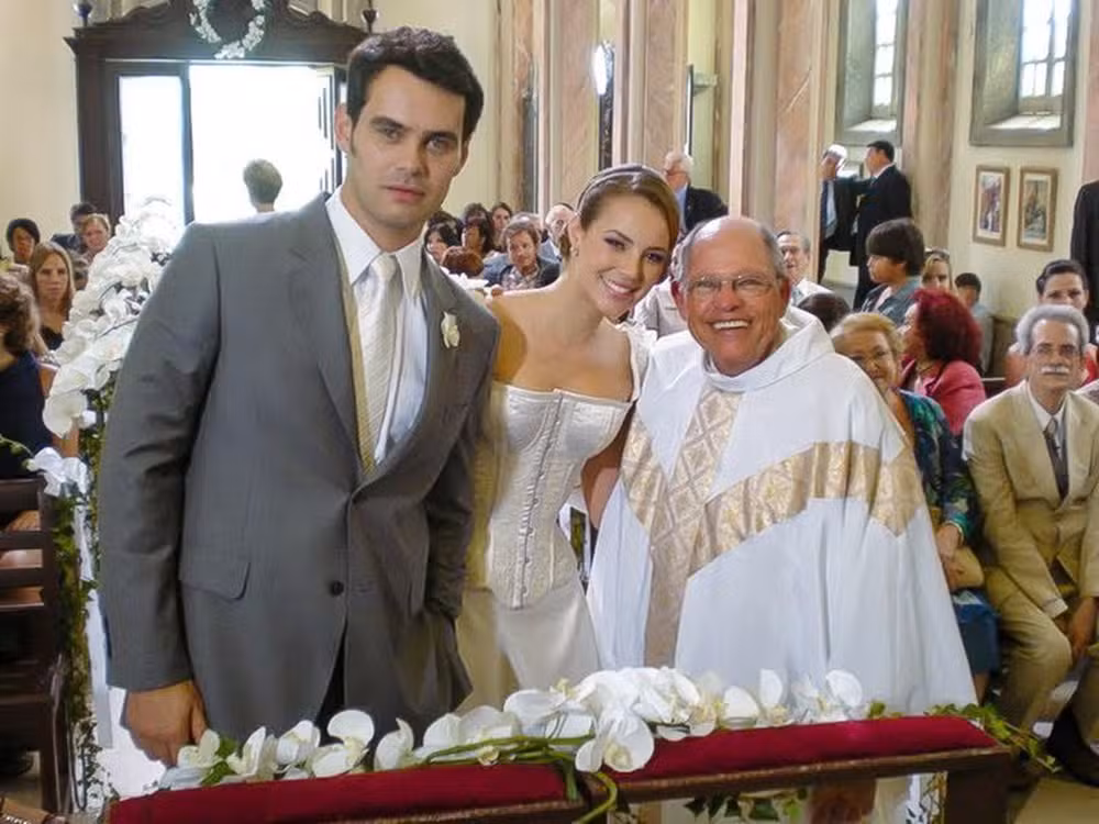 Silvio Matos em cena de casamento da novela 'Cama de Gato' (Globo, 2009) com os atores Carmo Dalla Vecchia e Paolla Oliveira por Reprodução/Instagram