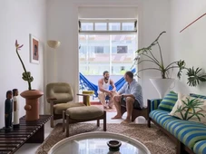 Imagem - Como é o apartamento  'sem paredes' de Maurício Arruda com varanda integrada e estilo anos 50