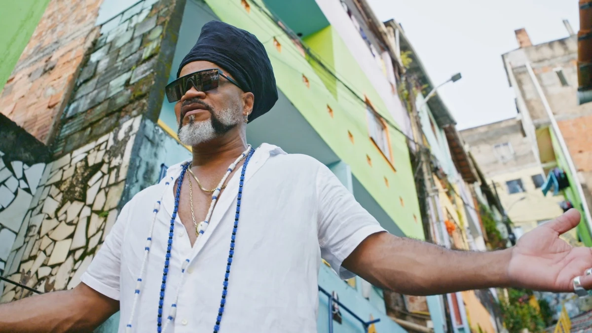 "Carlinhos Brown em Meia Lua Inteira" por Divulgação