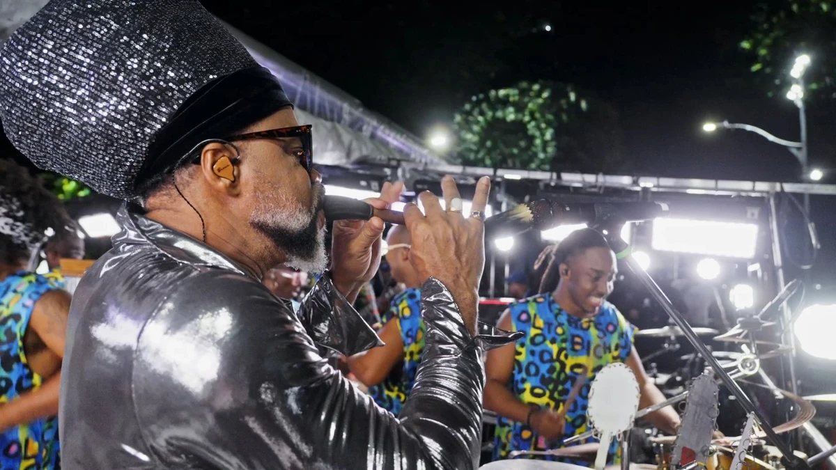 "Carlinhos Brown em Meia Lua Inteira" é uma produção da Giros Filmes com a Warner Bros. Discovery por Divulgação