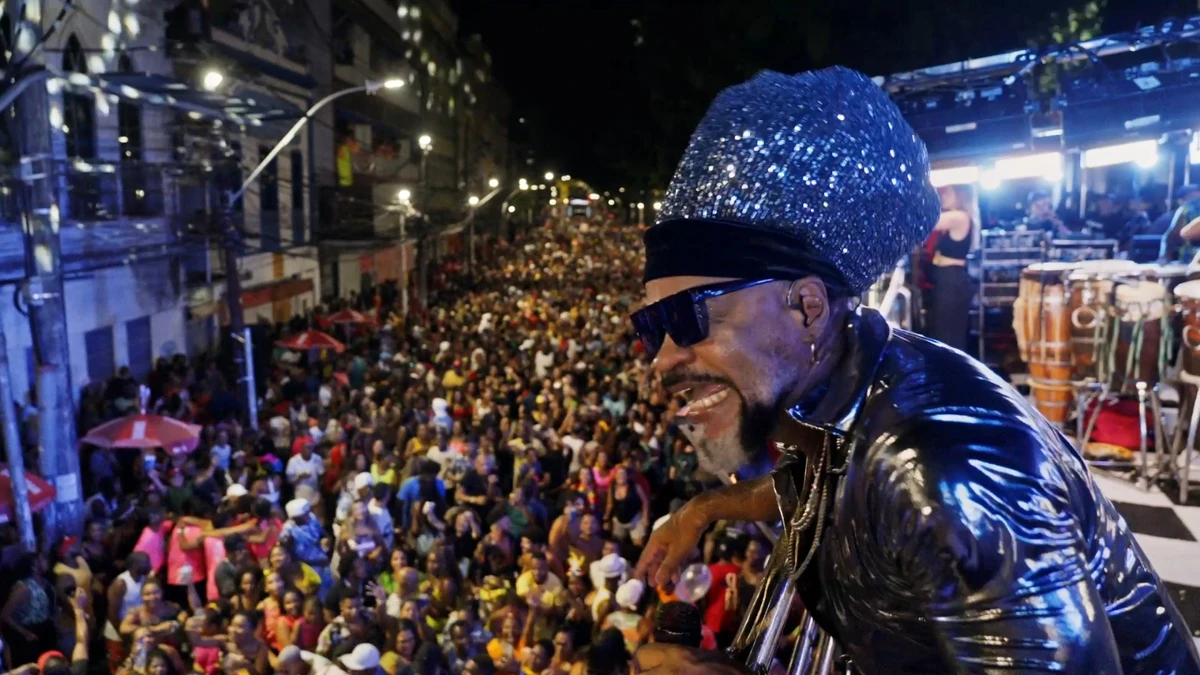 "Carlinhos Brown em Meia Lua Inteira" por Divulgação