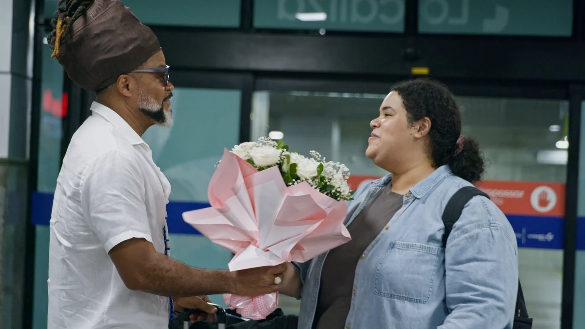 Carlinhos Brown e sua filha Nina, que não vinha para o Brasil há 30 anos por Divulgação