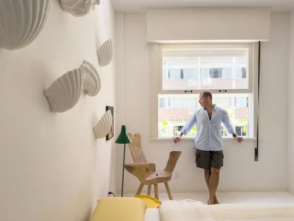 Ex-GNT, arquiteto Maurício Arruda abre apartamento de férias no Rio por Reprodução/Instagram/Lufe Gomese