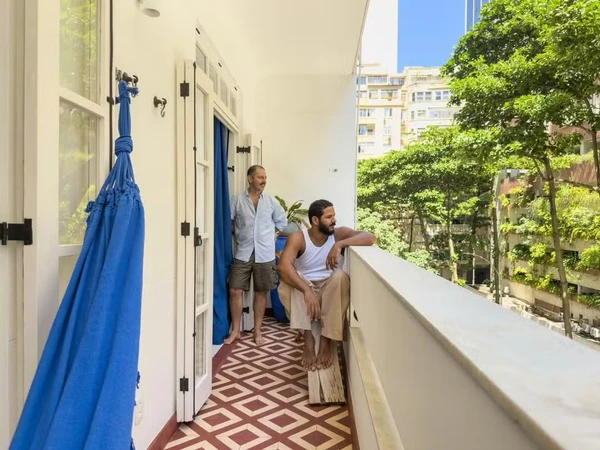 Ex-GNT, arquiteto Maurício Arruda abre apartamento de férias no Rio por Reprodução/Instagram/Lufe Gomese