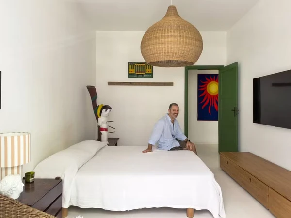 Ex-GNT, arquiteto Maurício Arruda abre apartamento de férias no Rio por Reprodução/Instagram/Lufe Gomese