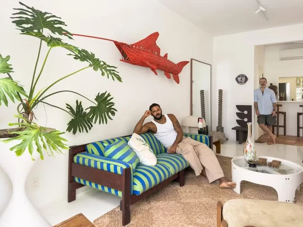 Ex-GNT, arquiteto Maurício Arruda abre apartamento de férias no Rio por Reprodução/Instagram/Lufe Gomese