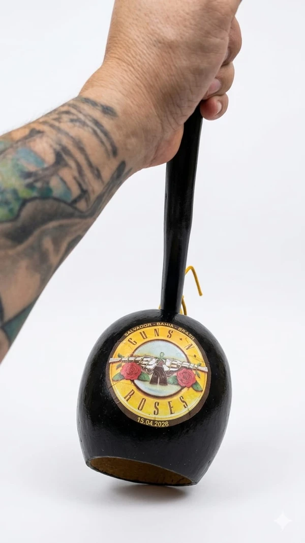 Fãs baianos customizam berimbau exclusivo para presentear Guns N’ Roses em Salvador por David de Almeida