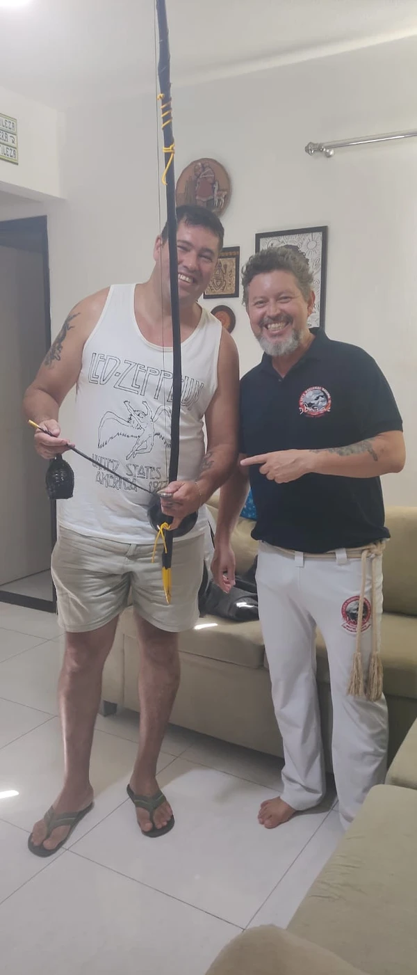 David e Mestre Crente após a confecção do berimbau por David de Almeida