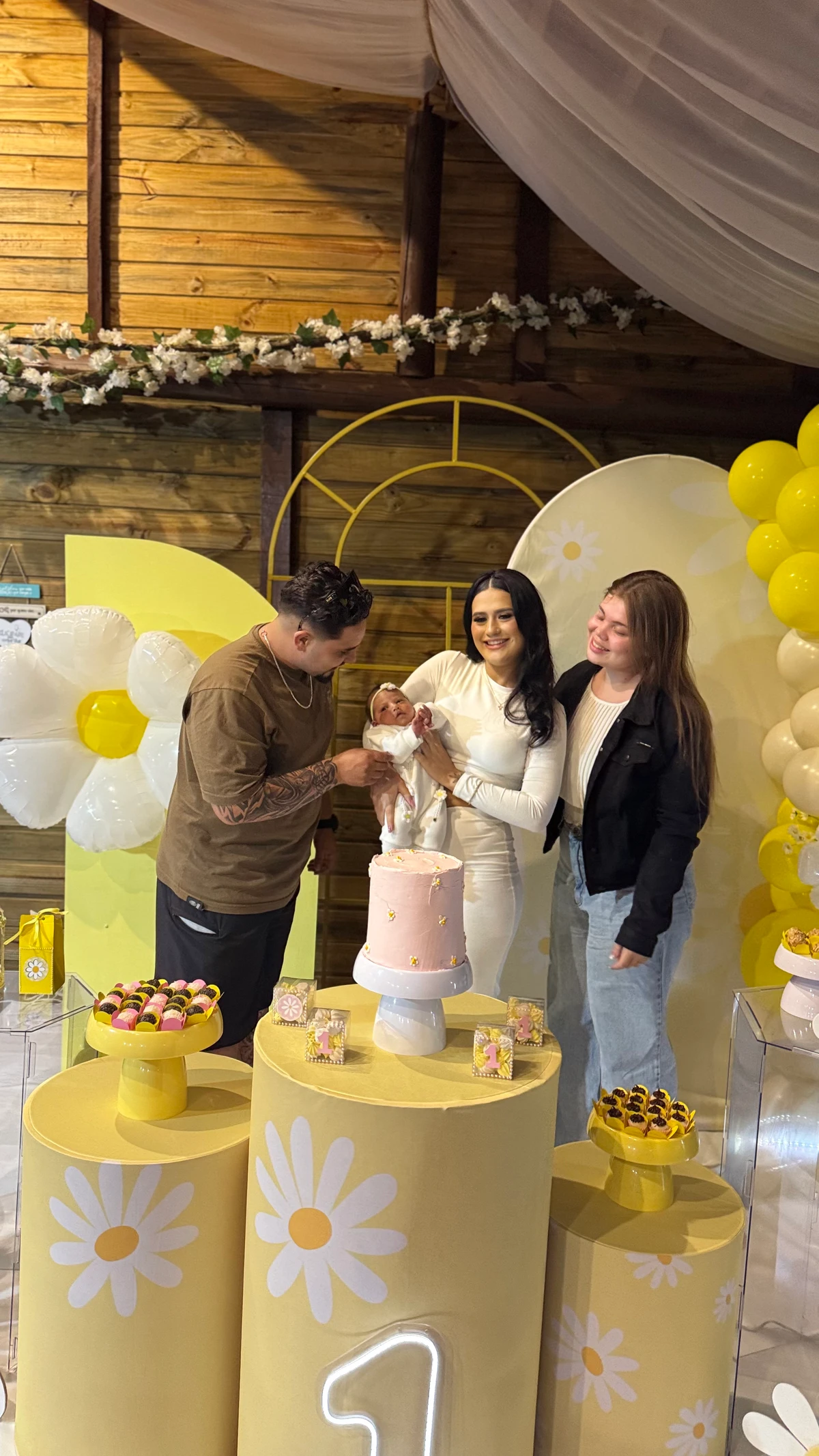 Irmão de Pedro e esposa com Rayne Luiza no mêsversário de Aurora por Reprodução