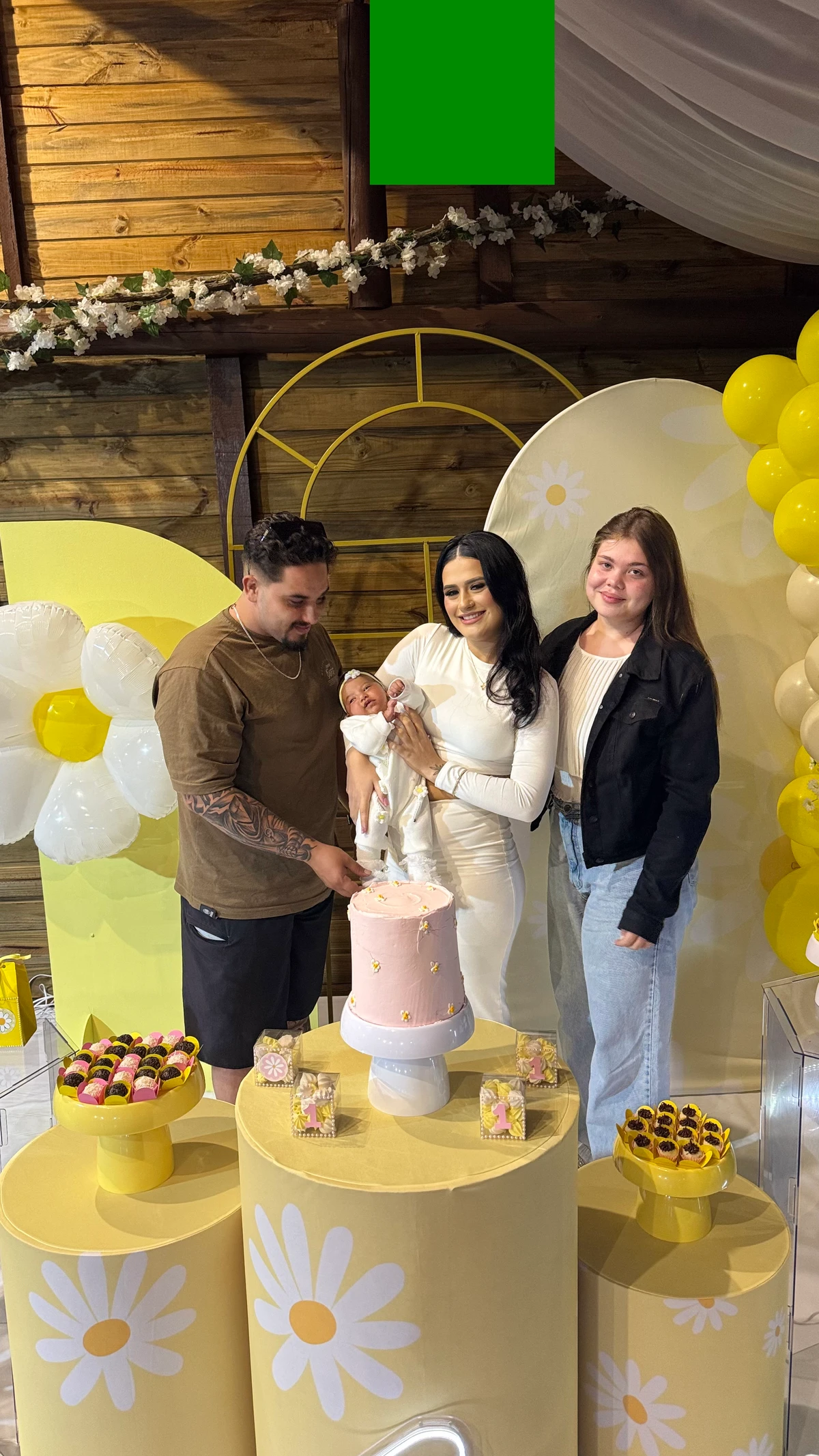 Irmão de Pedro e esposa com Rayne Luiza no mêsversário de Aurora por Reprodução