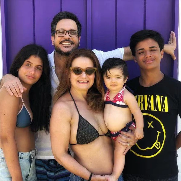 Lucio Mauro Filho com a mulher e os três filhos por Reprodução/Instagram