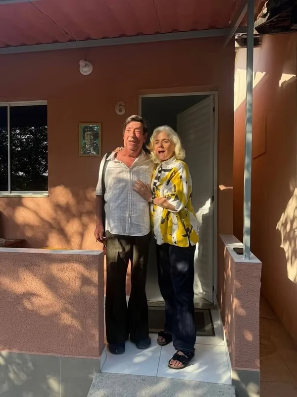 Marieta Severo e Marcos Oliveira, o Beiçola, na casa que ela construiu para ele, no Retiro dos Artistas por Reprodução/Instagram