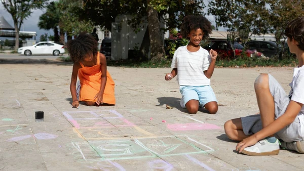Muito além da diversão, o brincar livre atua como um laboratório para a mente