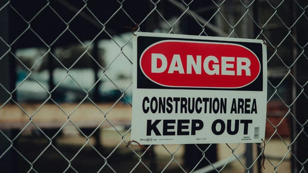 Na linha de frente das minas, cada passo exige atenção redobrada e coragem diante de condições extremas. por Pexels, Connorscottmcmanus