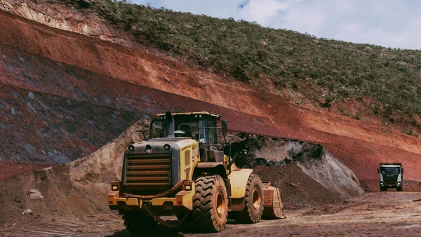 Operadores de máquinas pesadas conduzem toneladas de material em áreas onde qualquer erro pode custar caro. por Pexels, afterdark