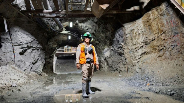 No coração da mineração, são eles que encaram poeira, ruído e risco para manter a operação em movimento todos os dias. por Pexels, Manuel Garcia