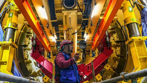 Operadores de máquinas pesadas conduzem toneladas de material em áreas onde qualquer erro pode custar caro por Pexels, Nadirsyah