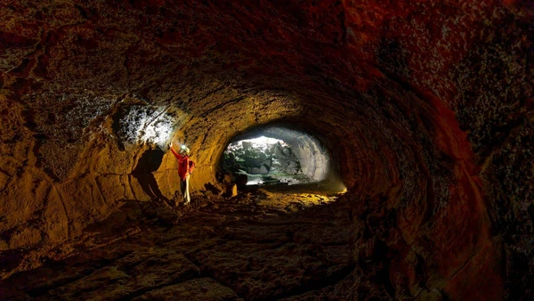 Sob a terra, perfuradores avançam rocha adentro, enfrentando calor, pressão e jornadas intensas. por Pexels, Quang nguyen