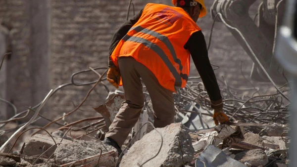 Na linha de frente das minas, cada passo exige atenção redobrada e coragem diante de condições extremas. por Pexels, Seyfettin gecit