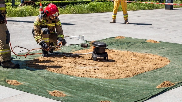 Entre britadores e escavações profundas, trabalhadores desafiam limites em uma rotina marcada por força e precisão. por Pexels, Shox