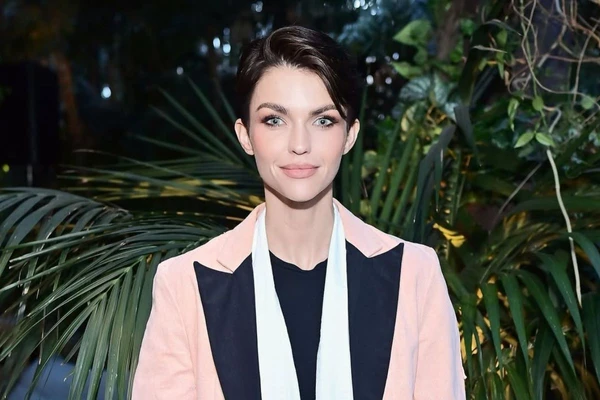Ruby Rose interpretou Stella Carlin em 