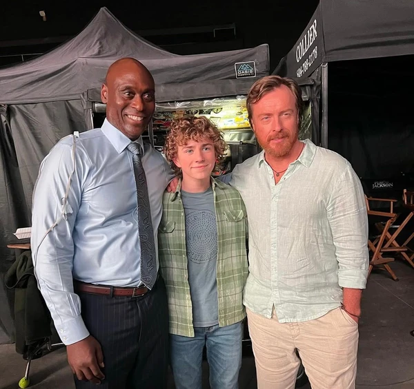 Walker Scobell com Lance Reddick e Toby Stephens por Reprodução/Instagram
