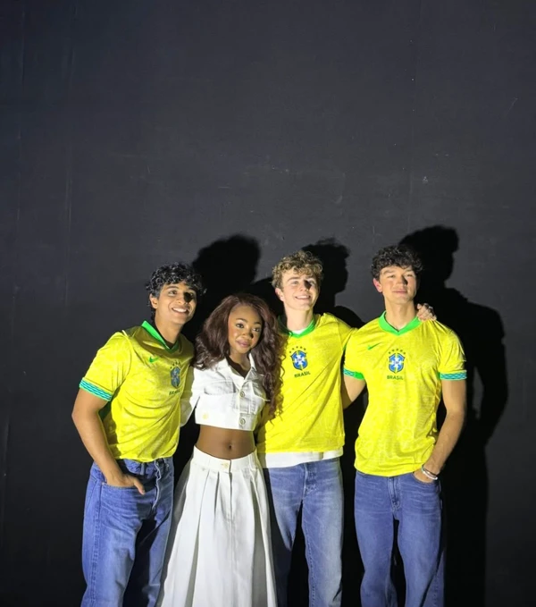 Walker Scobell com seus colegas de elenco por Reprodução/Instagram