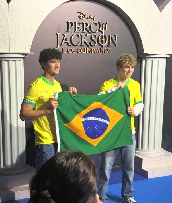 Walker Scobell e Charlie Bushnell no Brasil por Reprodução/Instagram