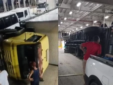 Imagem - Caminhão tomba dentro do ferry-boat de Salvador