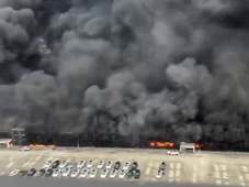 Imagem - Incêndio de grandes proporções atinge estacionamento da BYD e destrói carros