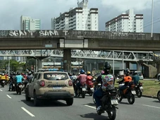 Imagem - Motoristas por aplicativo protestam na Avenida Paralela contra projeto que regulamenta a categoria