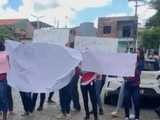 Imagem - Alunos protestam contra exoneração de diretora de colégio estadual