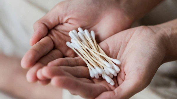 Além do risco imediato de sufocamento, queima de hastes flexíveis libera toxinas que comprometem o desenvolvimento pulmonar; veja as orientações de médicos e educadores