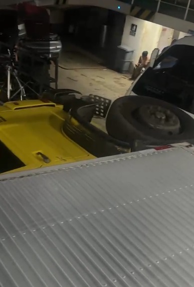 Caminhão tomba dentro do ferry-boat de Salvador por Reprodução/ Redes sociais