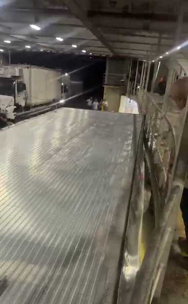 Caminhão tomba dentro do ferry-boat de Salvador por Reprodução/ Redes sociais